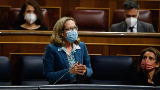 ep la vicepresidenta de asuntos economicos nadia calvino responde a una pregunta en la sesion de