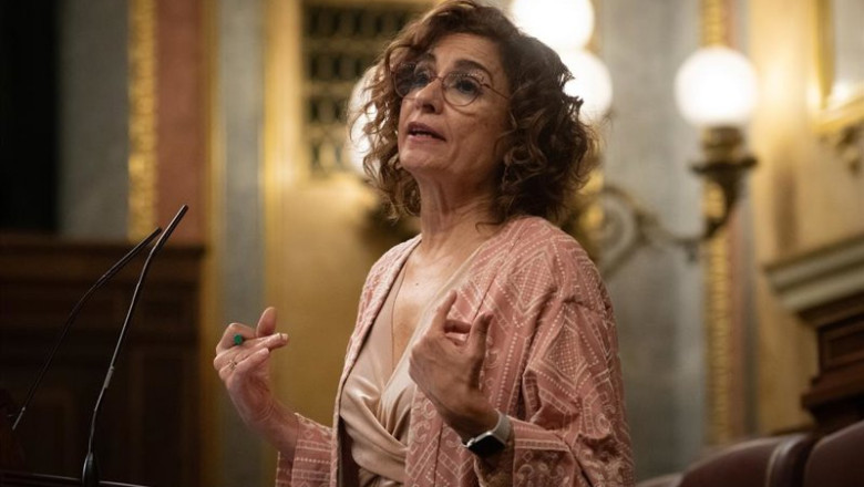 La vicepresidenta primera y ministra de Hacienda, María Jesús Montero, interviene durante una sesión plenaria en el Congreso, a 11 de diciembre de 2025, en Madrid (España). | Fernando Sánchez - Europa Press ep la vicepresidenta primera y ministra de hacienda maria jesus montero interviene durante una 20251211193404