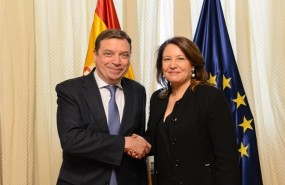 ep ministro luis planasla consejera andaluza carmen crespo reunidosmie