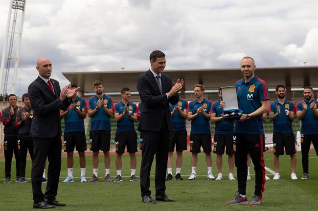 ep pedro sanchezluis rubiales aplaudeniniesta
