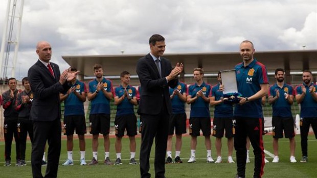 ep pedro sanchezluis rubiales aplaudeniniesta