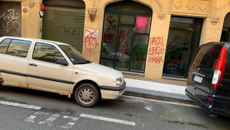 Pintadas en apoyo al preso de ETA Patxi Ruiz en el batzoki de la Parte Vieja de San Sebastián | PNV ep pintadas en apoyo al preso de eta patxi ruiz en el batzoki de la parte vieja de san sebastian