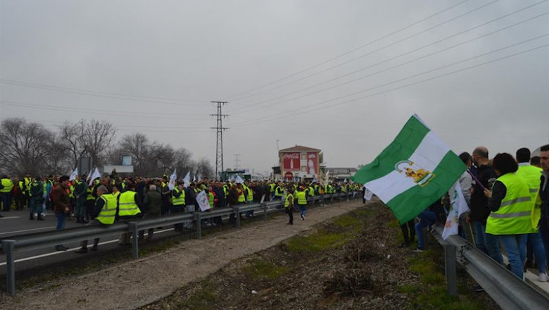 ep protesta de losolivareros en la a-4 a su paso por andujar