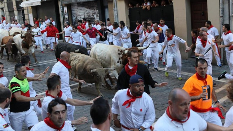Sexto encierro de las fiestas de San Fermín con toros de la Ganadería Núñez del Cuvillo en Pamplona. | David Domench - Europa Press ep sexto encierrolas fiestassan fermintorosla ganaderia nunezcuvillopamplona