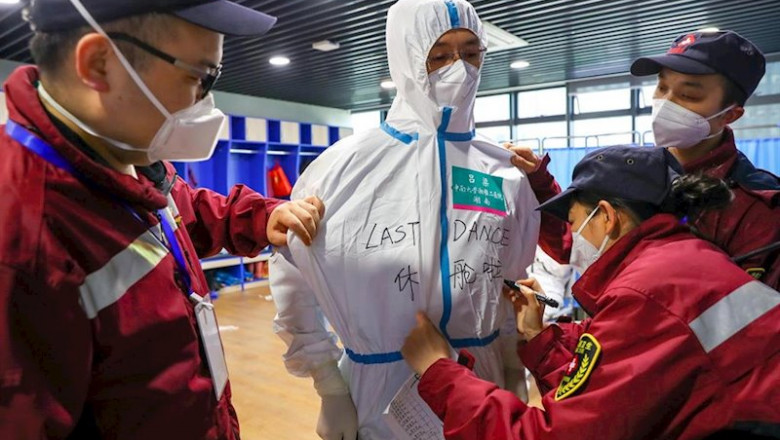Trabajadores médicos en Wuhan escriben el mensaje "último baile" en el traje de su compañera tras confirmar el cierre de los 16 hospitales temporales abiertos por el brote del coronavirus | -/TPG via ZUMA Press/dpa ep trabajadores medicos en wuhan escriben el mensaje ultimo baile en el traje de su companera tras