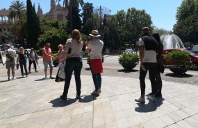 ep turistas tomandose fotospaseobornela catedralfondo