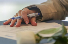 ep un ciudadano firmando un documento