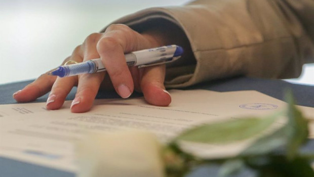 ep un ciudadano firmando un documento