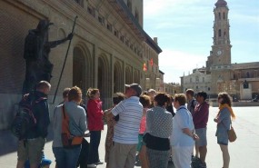 ep un grupoturistas visitanplazapilar