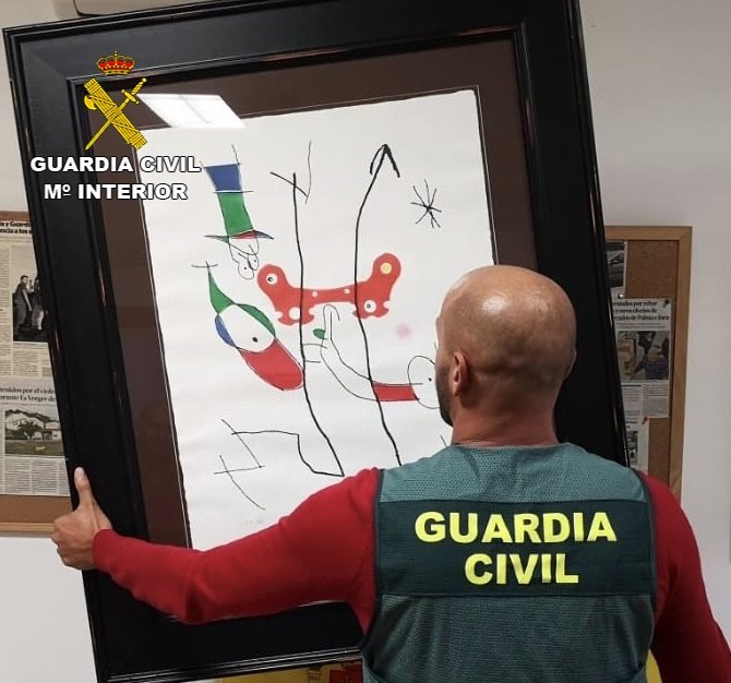 ep un guardia civil sostiene una de las litografias robadas en selva ep un guardia civil sostiene una de las litografias robadas en selva
