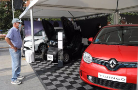 ep un hombre con el nuevo renault twingo e tech electrico en la sexta edicion de la feria del