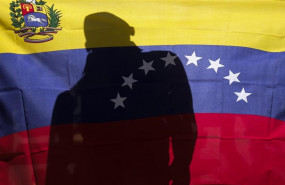 ep un hombre detrasuna banderavenezuela duranteprotestanicolas maduro