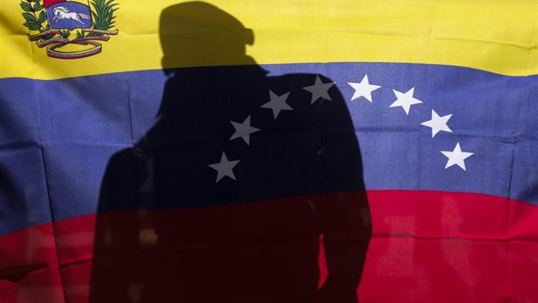 ep un hombre detrasuna banderavenezuela duranteprotestanicolas maduro