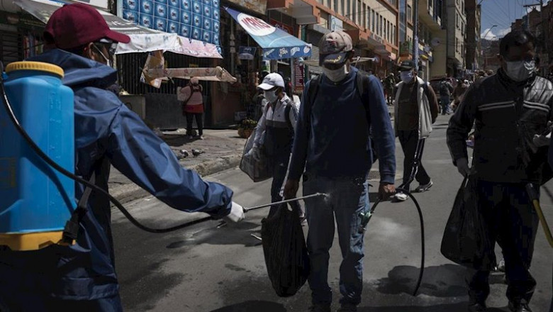 Un hombre es desinfectado antes de entrar a un mercado en la ciudad de La Paz, Bolivia. | Marcelo Perez del Carpio/dpa ep un hombre es desinfectado antes de entrar a un mercado en la ciudad de la paz bolivia
