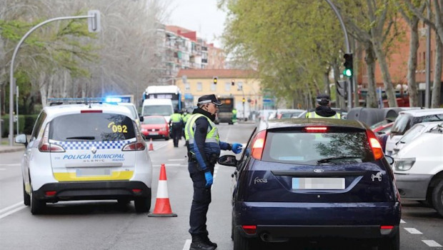 ep un policia municipal le piden la documentacion a un conductor en un control en madrid por el