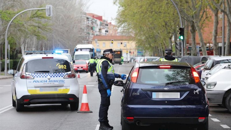 Un policía municipal le piden la documentación a un conductor en un control en Madrid por el Covid-19 | Marta Fernández Jara - Europa Press ep un policia municipal le piden la documentacion a un conductor en un control en madrid por el