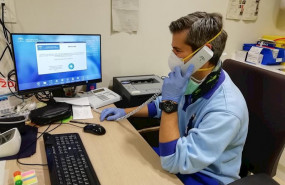 ep un profesional sanitario presta atencion telefonica