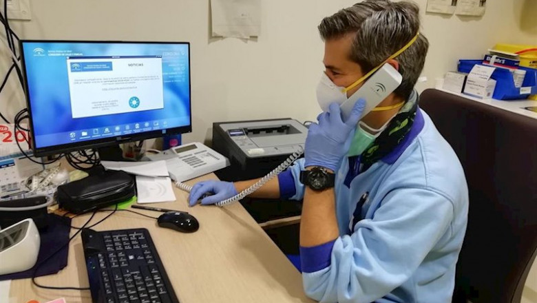 ep un profesional sanitario presta atencion telefonica ep un profesional sanitario presta atencion telefonica