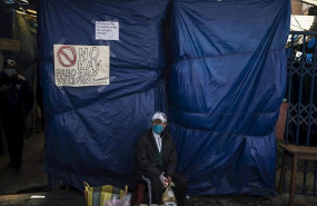 ep un vendedor ambulante en un mercado callejero de la paz bolivia