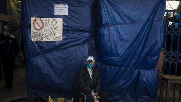 ep un vendedor ambulante en un mercado callejero de la paz bolivia
