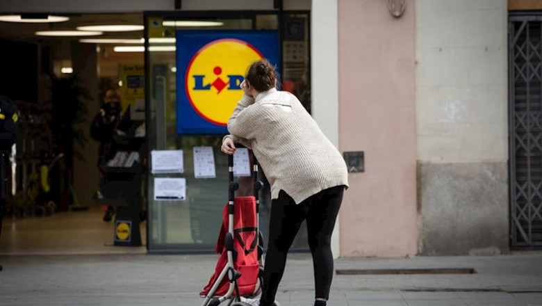 Una mujer espera con su carro de la compra a poder entrar a un supermercado Lidl tras las medidas de aforo impuestas por seguridad, durante el segundo día laborable del estado de alarma por el coronavirus, en Barcelona (España), a 17 de marzo de 2020. | David Zorrakino - Europa Press - Archivo ep una mujer espera con su carro de la compra a poder entrar a un supermercado lidl tras las medidas
