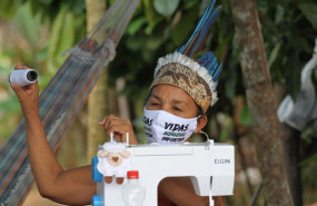 ep una mujer indigena haciendo mascarillas en medio de la pandemia del coronavirus covid-19 en
