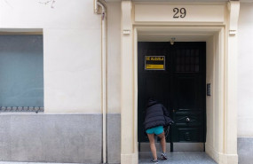ep una persona pasa a un edificio donde hay un cartel de se alquila a 10 de marzo de 2025 en madrid
