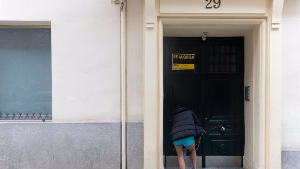 ep una persona pasa a un edificio donde hay un cartel de se alquila a 10 de marzo de 2025 en madrid