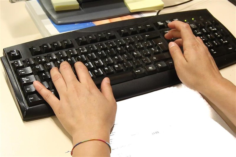 ep unas manos escribiendo en un teclado de ordenador