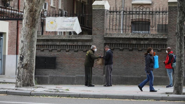 ep varias personas esperan en cola para entrar en el comedor de las hijas de la caridad de san