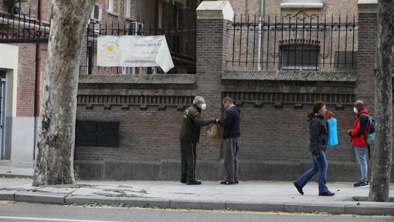 ep varias personas esperan en cola para entrar en el comedor de las hijas de la caridad de san ep varias personas esperan en cola para entrar en el comedor de las hijas de la caridad de san