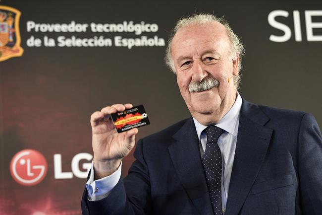 Vicente del Bosque recibe su carnet de Fan Oficial de la Selección | LG ep vicentebosque recibecarnetfan oficialla seleccion