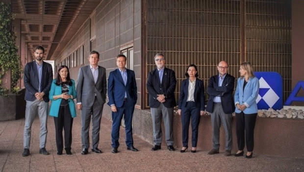 ep visita de representantes institucionales a alcoa san cibrao