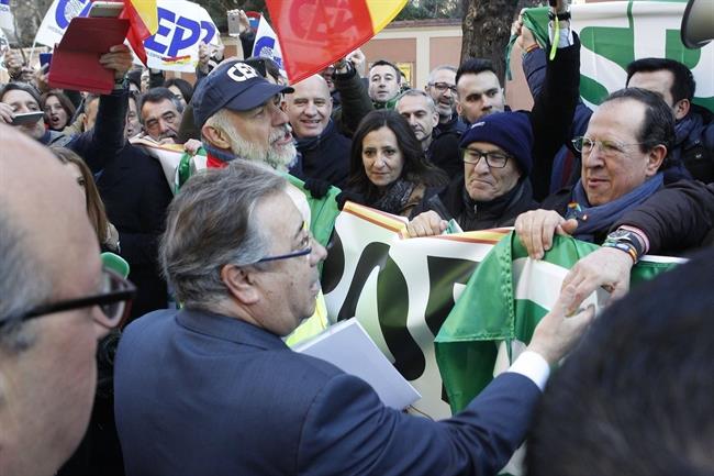 Zoido se acerca a los manifestantes para la equiparación salarial | TWITTER DE ZOIDO ep zoidoacercalos manifestantesla equiparacion salarial
