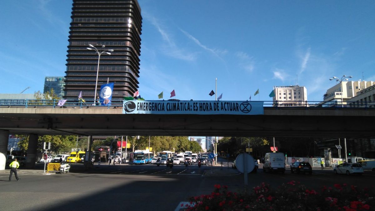 Activistas contra el cambio climático toman el puente de Nuevos Ministerios