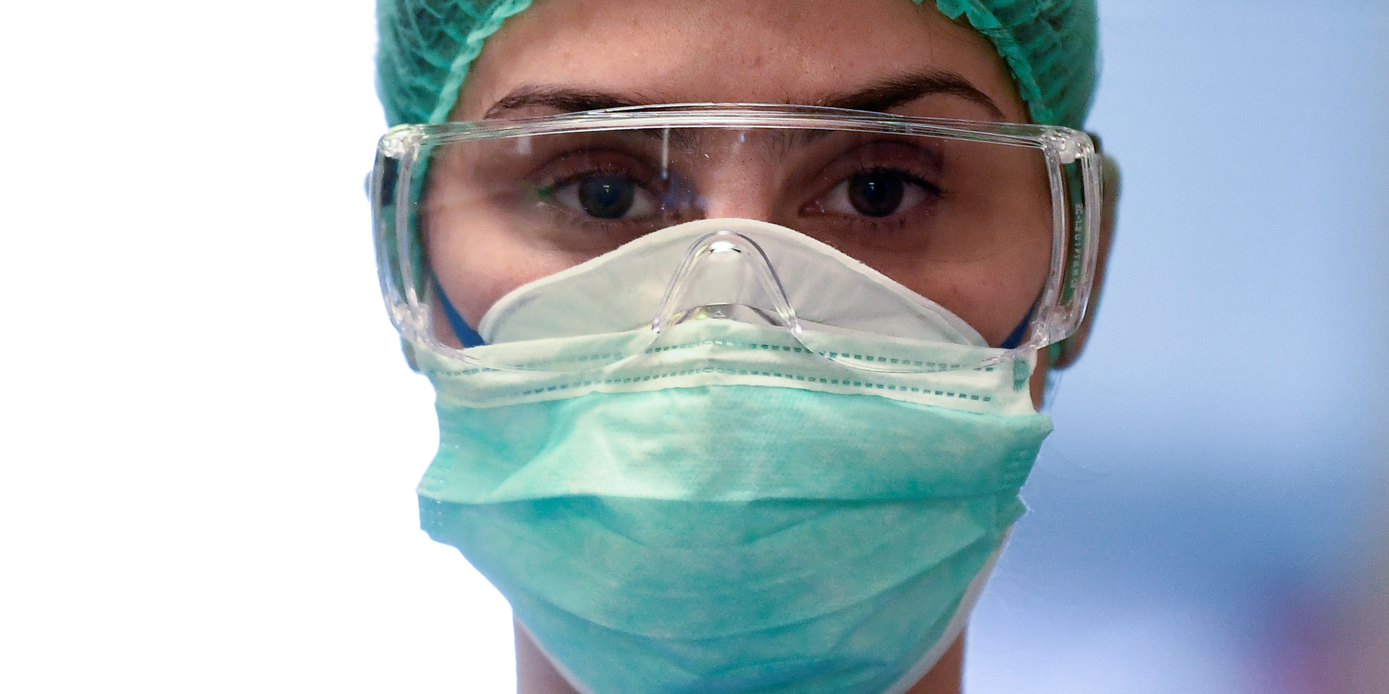 coronavirus-covid-19-un-soignant-porte-un-masque-et-des-lunettes-dans-un-hopital-en-italie