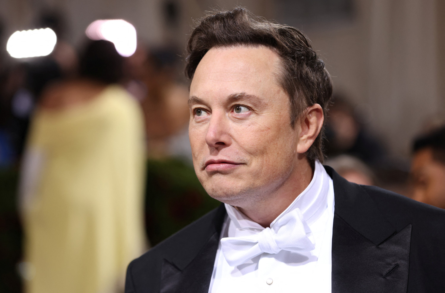 Elon Musk compra el dogecoin pese al hundimiento de las criptos y la demanda milmillonaria