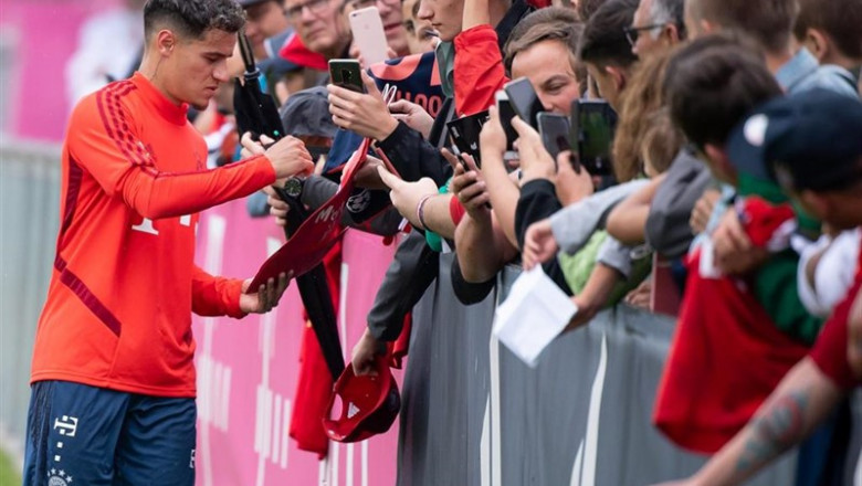 20 August 2019, Bavaria, Munich: Brazilian footballer Philippe Coutinho (L) writes autographs after his first public training session after joining FC Bayern Munich. Photo: Sven Hoppe/dpa - IMPORTANT NOTICE: DFL and DFB regulations prohibit any use of pho | Sven Hoppe/dpa ep 20 august 2019 bavaria munich brazilian footballer philippe coutinho l writes autographs after