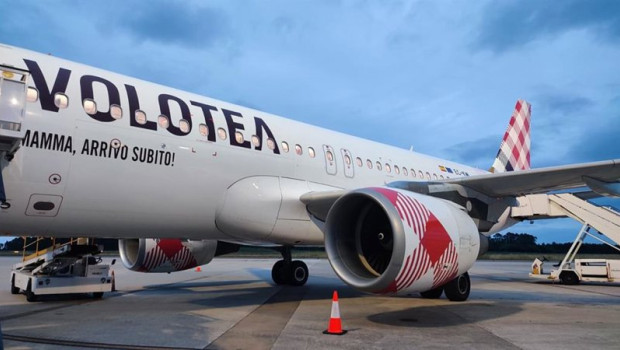 ep archivo   avion de volotea en el aeropuerto de asturias