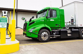 ep archivo   camion de volvo group repostando