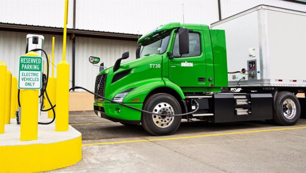 ep archivo   camion de volvo group repostando
