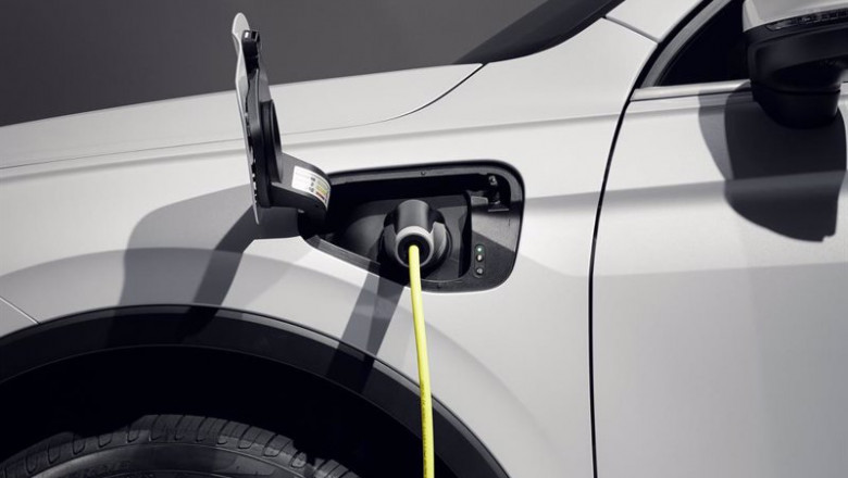 ep archivo - coche electrificado cargandose
