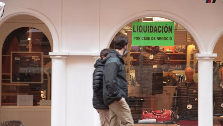 ep archivo dos personas pasan por delante de un establecimiento de logrono en liquidacion ep archivo dos personas pasan por delante de un establecimiento de logrono en liquidacion