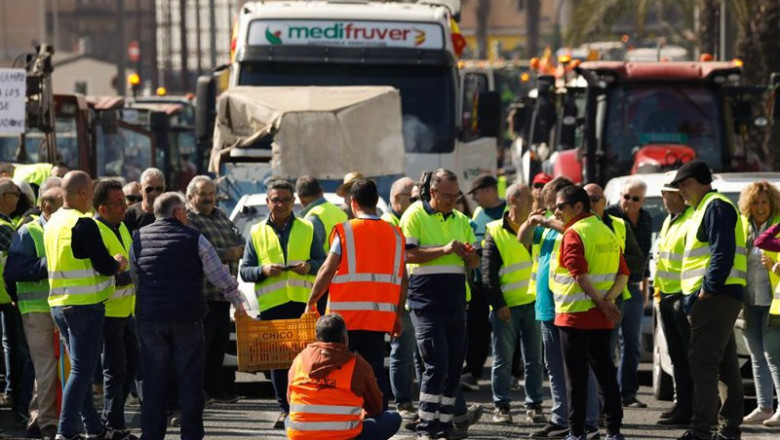Archivo - Imagen de una de las tractoradas convocadas por las organizaciones Asaja, UPA y COAG en defensa del sector agrícola en la Región. Reparto de productos agrarios frente a la delegación del Gobierno. | EDU BOTELLA/EUROPA PRESS - Archivo ep archivo imagen de una de las tractoradas convocadas por las organizaciones asaja upa y coag en