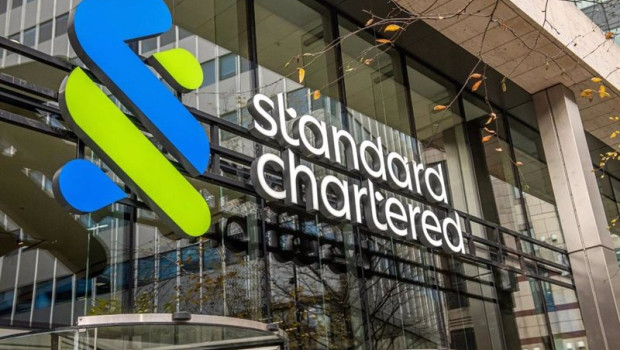 ep archivo   logo de standard chartered en una oficina