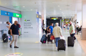ep archivo pasajeros procedentes de un vuelo con origen gran bretana salen del aeropuerto de ibiza ep archivo pasajeros procedentes de un vuelo con origen gran bretana salen del aeropuerto de ibiza