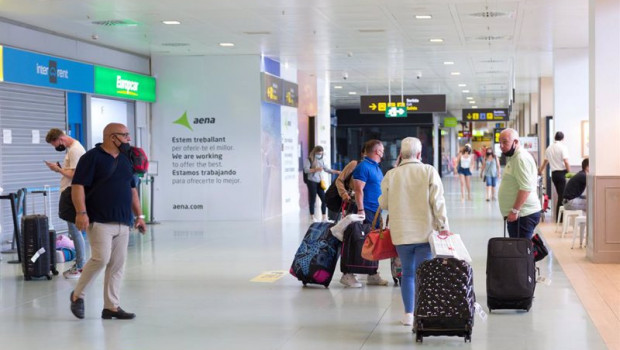 ep archivo   pasajeros procedentes de un vuelo con origen gran bretana salen del aeropuerto de ibiza
