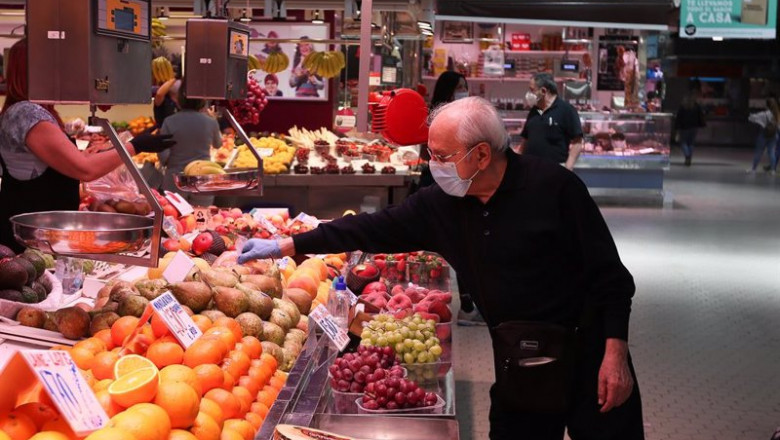 ep archivo - un cliente senala la pieza de fruta que quiere en una fruteria del mercado central de