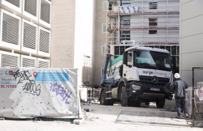 ep archivo un obrero y un camion contenedor en una obra a 11 de febrero de 2022 en madrid ep archivo un obrero y un camion contenedor en una obra a 11 de febrero de 2022 en madrid
