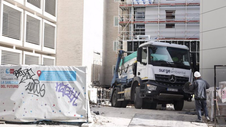 ep archivo un obrero y un camion contenedor en una obra a 11 de febrero de 2022 en madrid ep archivo un obrero y un camion contenedor en una obra a 11 de febrero de 2022 en madrid